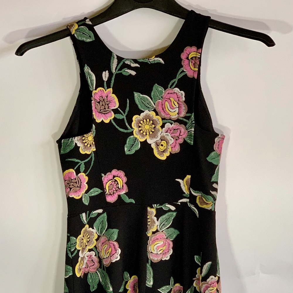 Soprano Dress Size Medium Black with Flowers Scoop Neck